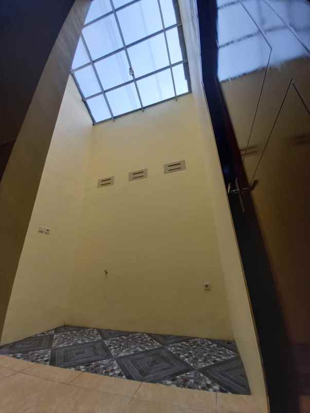 dijual rumah pojok di perumahan bumi tegal besar