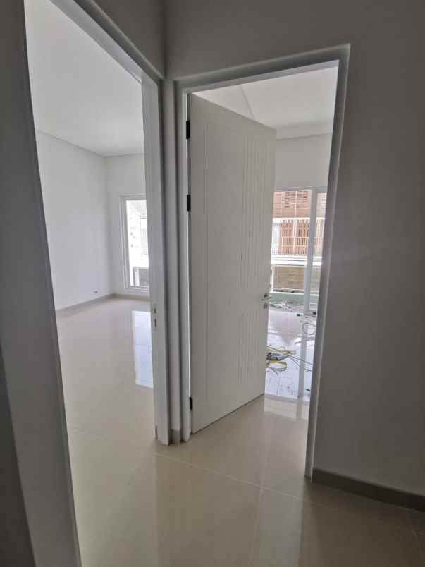 dijual rumah royal residence