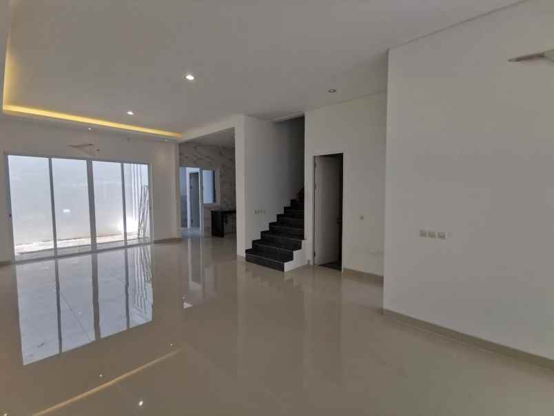 dijual rumah royal residence