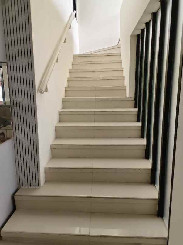 dijual rumah royal residence