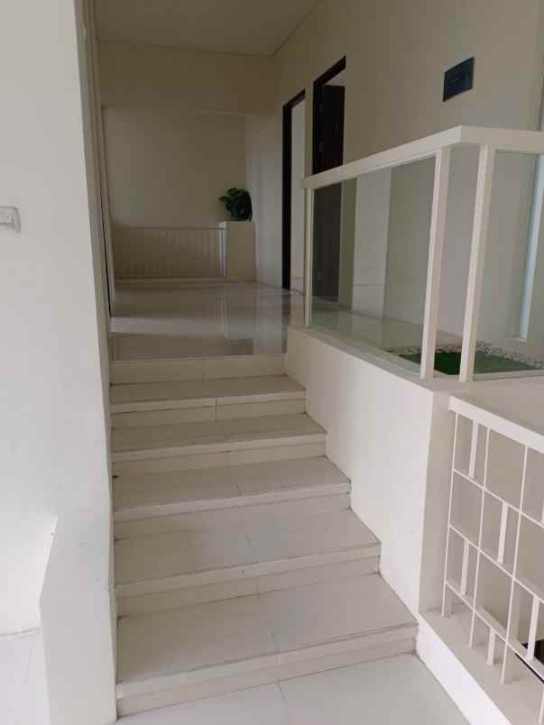 dijual rumah royal residence