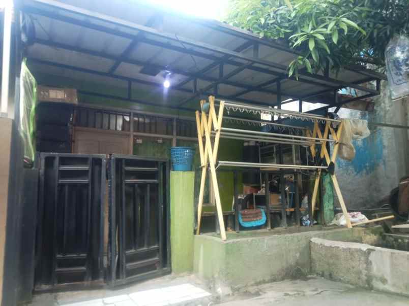 dijual rumah samping komplek gba 2