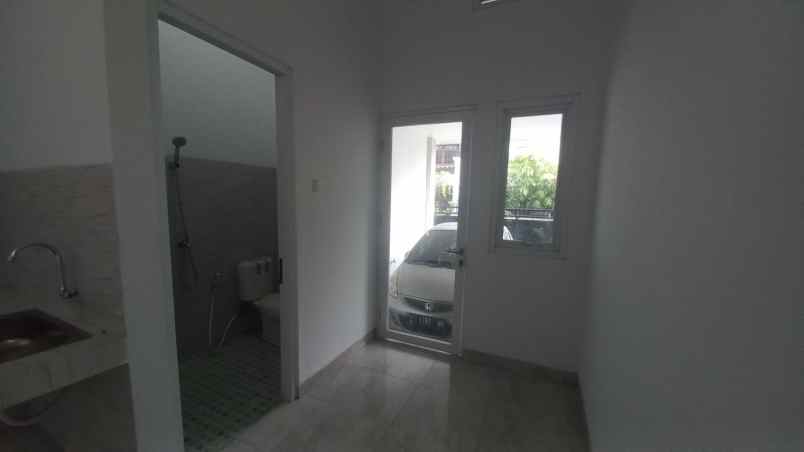 dijual rumah semolowaru