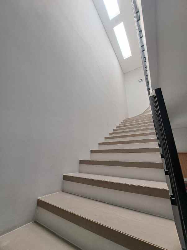 dijual rumah setra duta