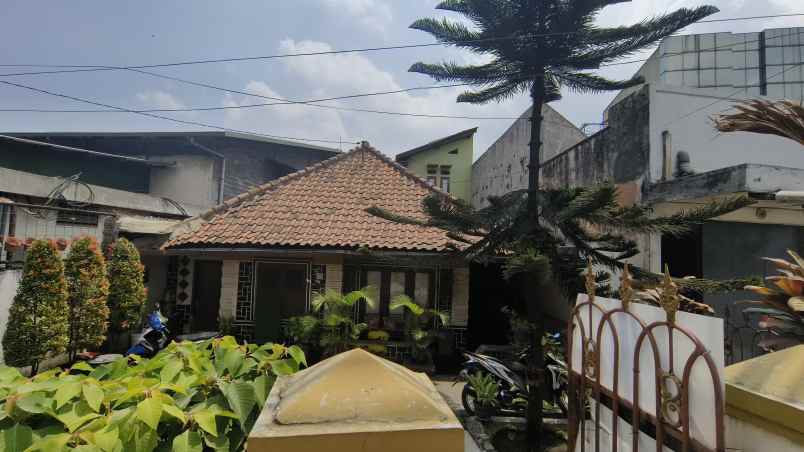 dijual rumah strategis sebrang jalan raya