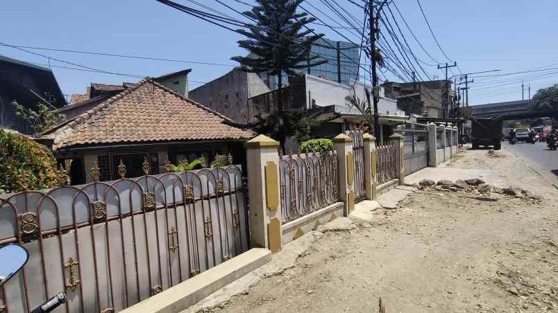 dijual rumah strategis sebrang jalan raya