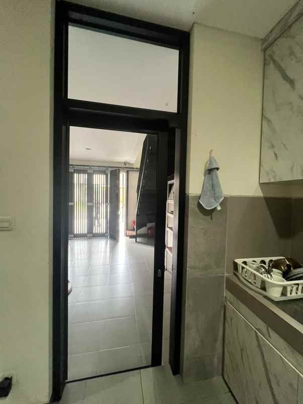 dijual rumah suvarna sutera