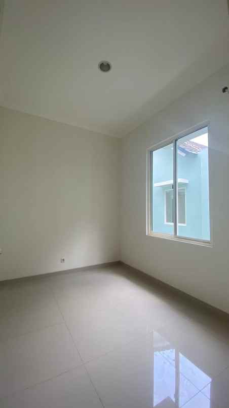 dijual rumah suvarna sutera cluster