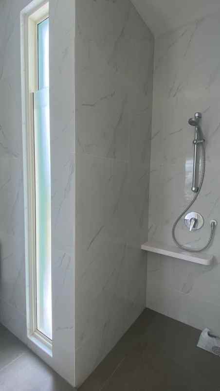 dijual rumah suvarna sutera cluster