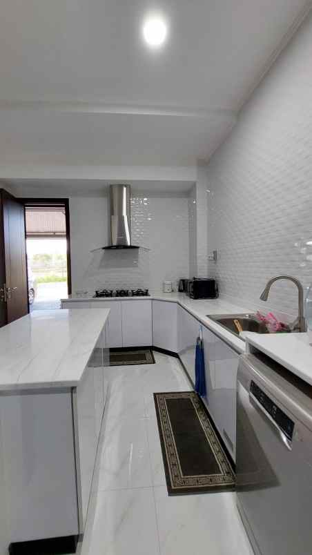 dijual rumah suvarna sutera cluster