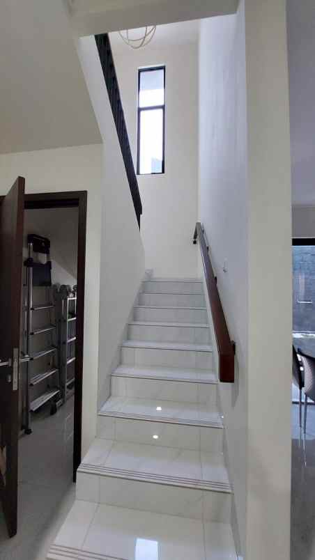 dijual rumah suvarna sutera cluster