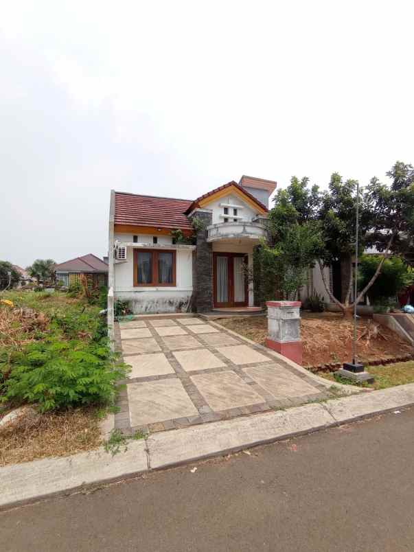 dijual rumah telaga golf