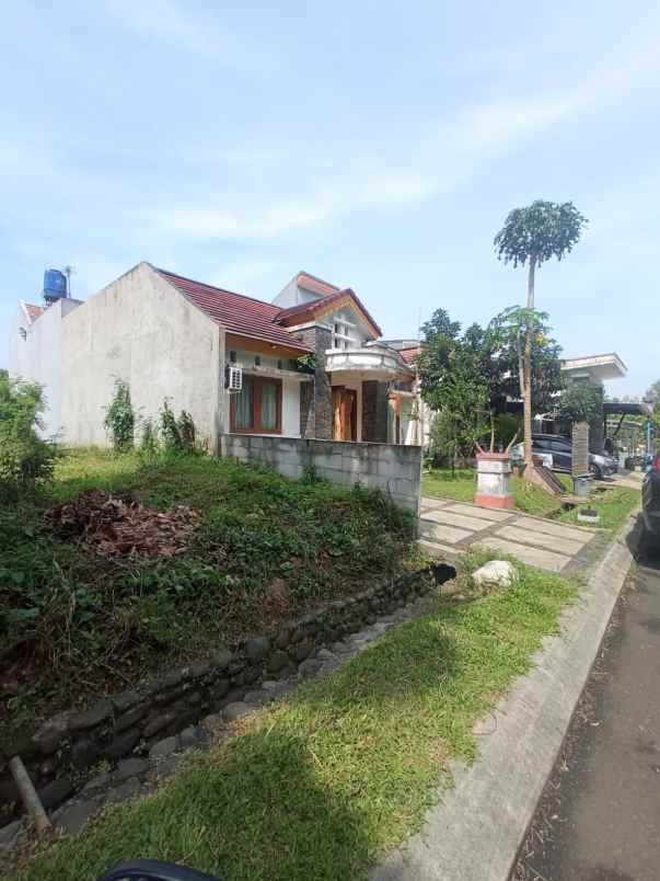 dijual rumah telaga golf