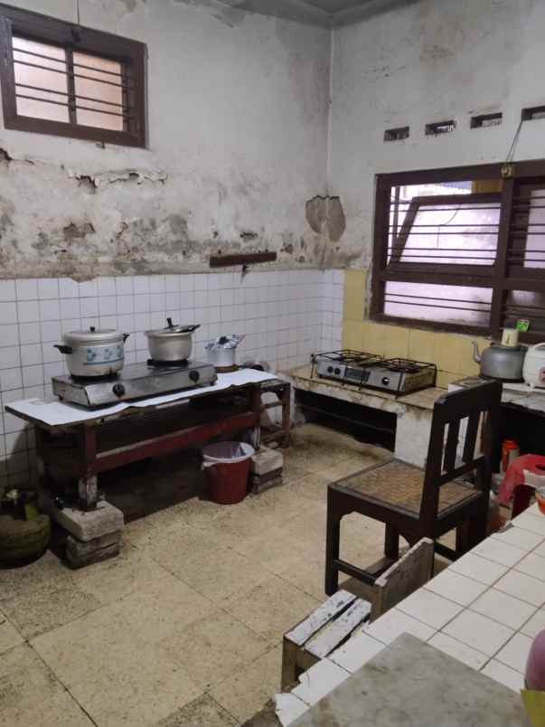 dijual rumah tengah kota