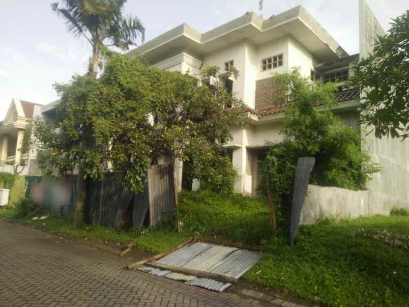 dijual rumah villa bukit regency