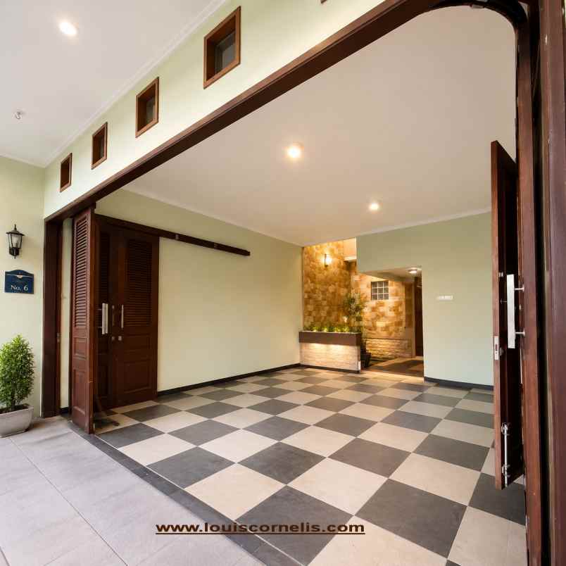 dijual segera rumah besar 2 lantai di gatsu denpasar