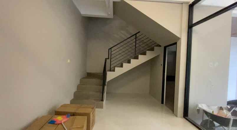 disewakan gedung ruko baru di raya mulyosari