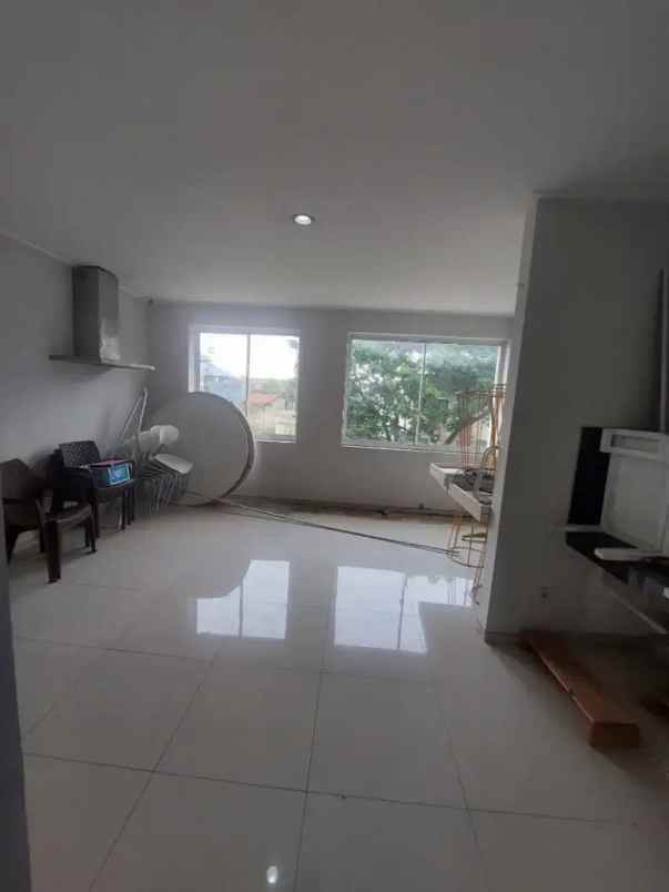 disewakan ruko cantik 2 5 lantai siap pakai di ciputat