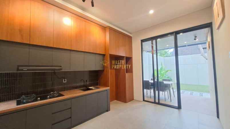 hunian rasa villa dengan halaman luas di kalasan