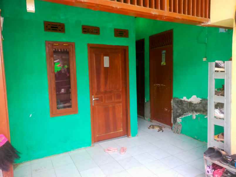kost setrategis isi full