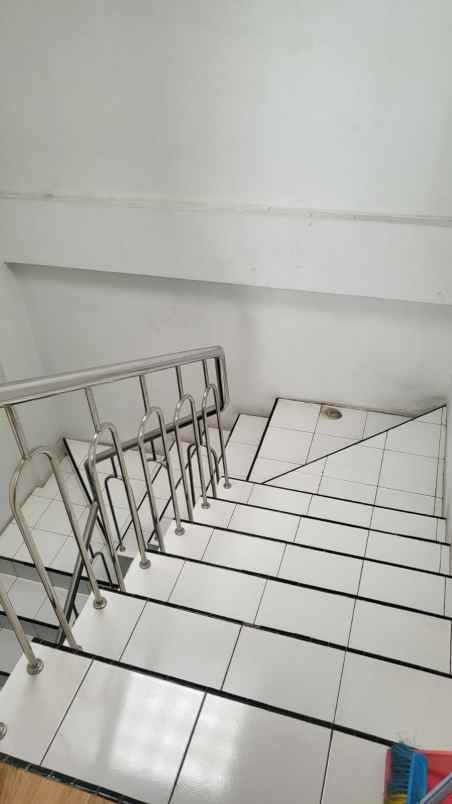 ruko 3 5 lantai lokasi strategis