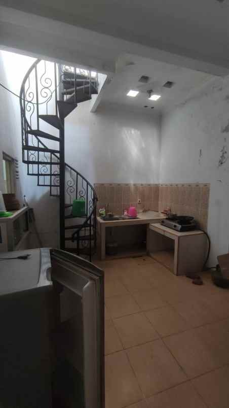 rumah 2 lantai lokasi di sigura gura kota malang