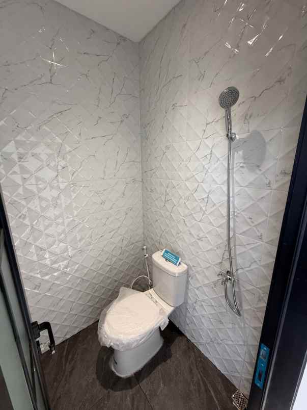 rumah 2 lantai plus rooftop area gdc pusat kota depok