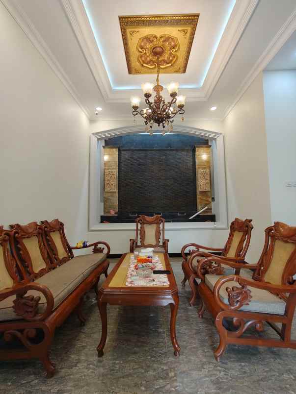 rumah 3 lantai semi furnished di cipayung jaktim