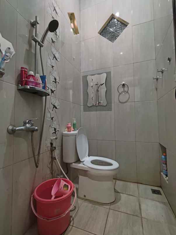 rumah 3 lantai semi furnished di cipayung jaktim