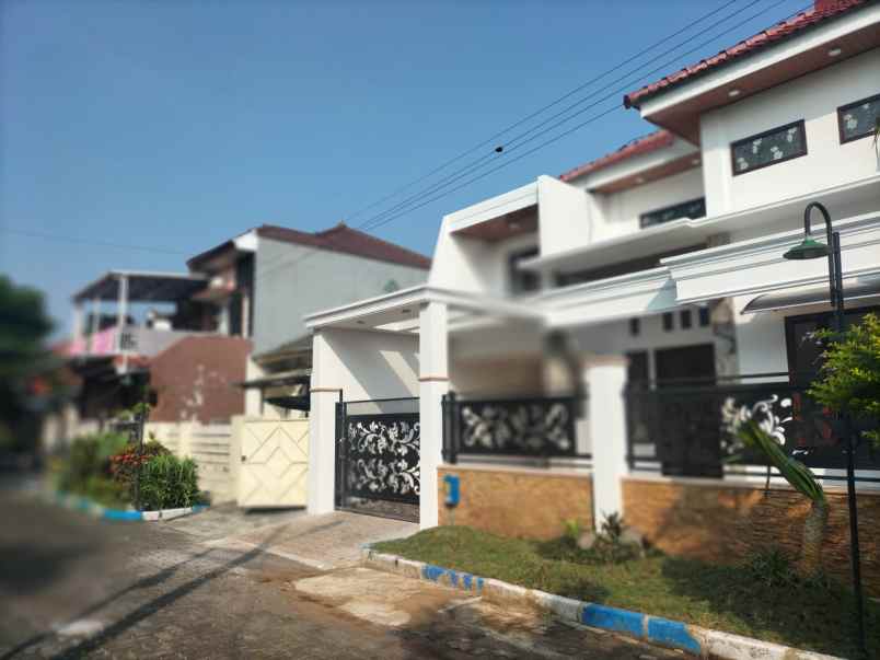 rumah baru 2 lantai siap huni strategis kota malang