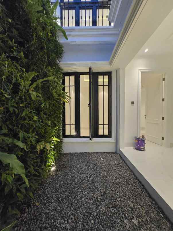 rumah baru american classic di cempaka putih jakpus