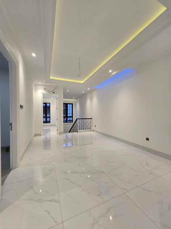 rumah baru american classic di cempaka putih jakpus