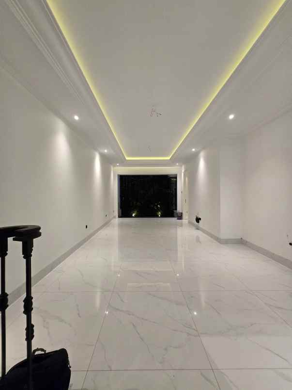 rumah baru american classic di cempaka putih jakpus