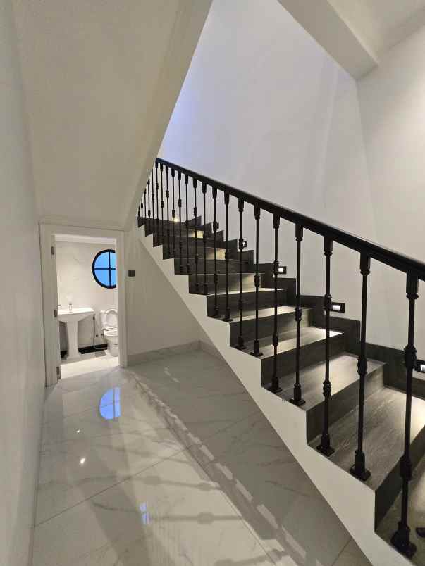 rumah baru american classic di cempaka putih jakpus