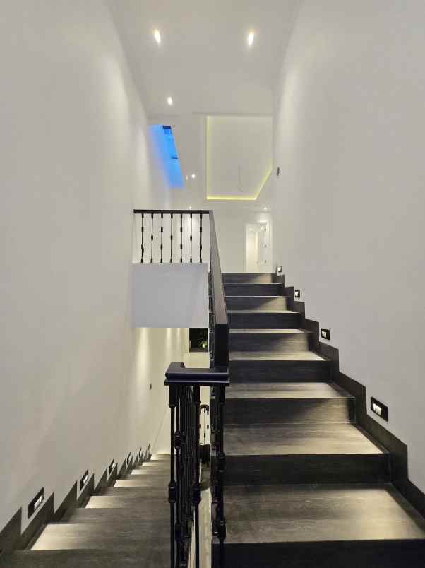 rumah baru american classic di cempaka putih jakpus