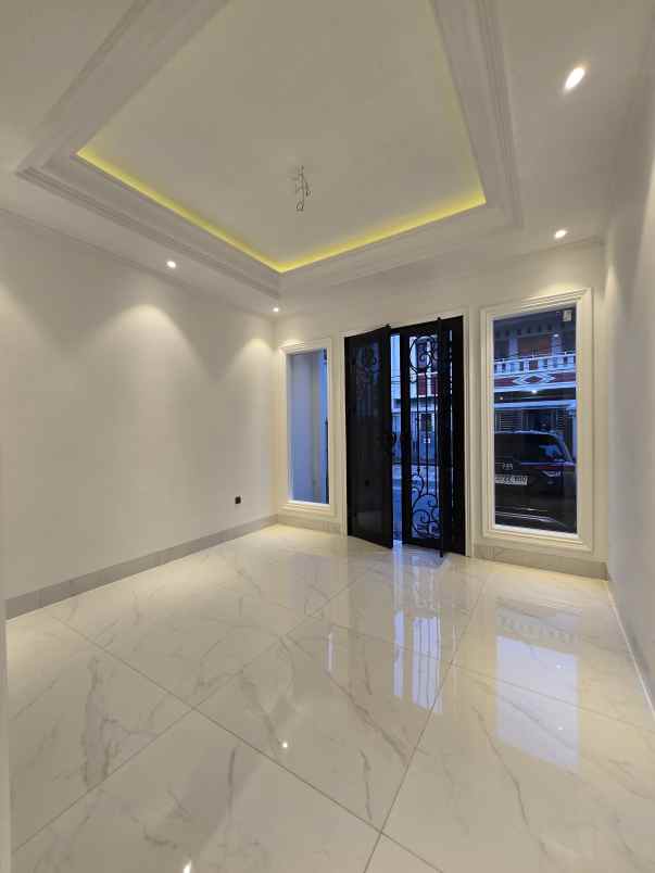 rumah baru american classic di cempaka putih jakpus