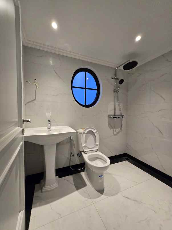 rumah baru american classic di cempaka putih jakpus