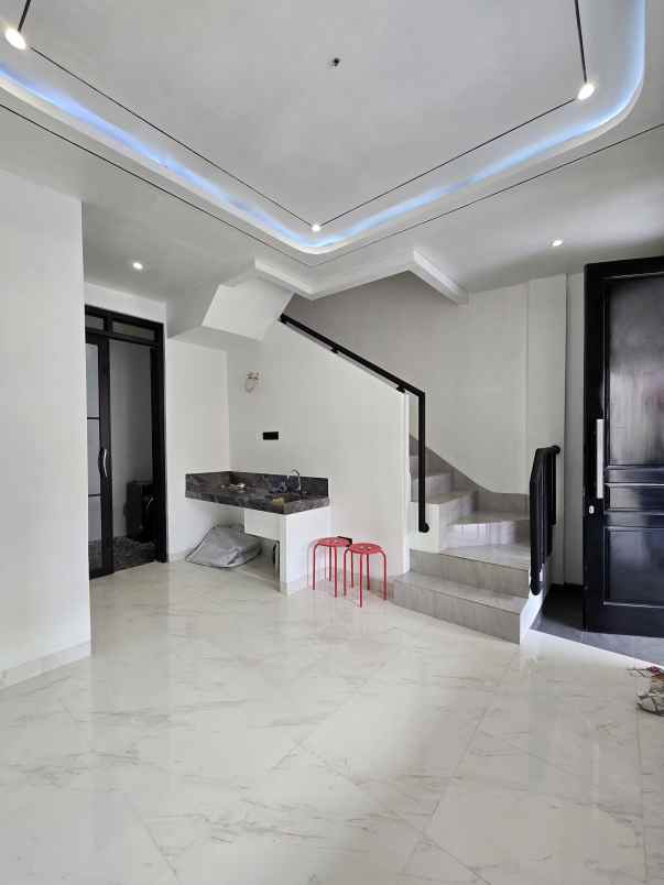 rumah baru non cluster plus rooftop di cipinang jaktim