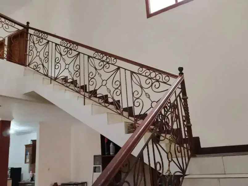rumah besar di komplek dki pondok kelapa nego brutal