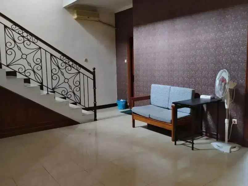 rumah besar di komplek dki pondok kelapa nego brutal