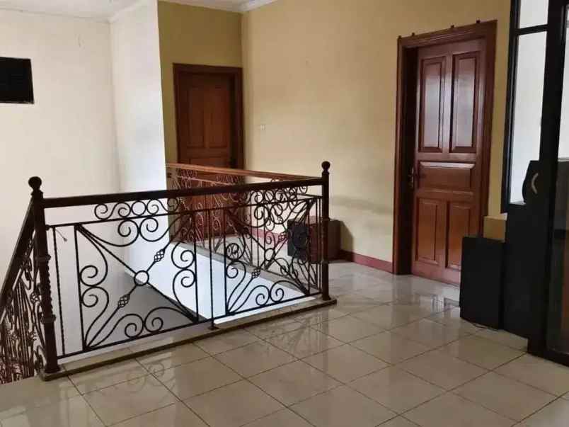rumah besar di komplek dki pondok kelapa nego brutal