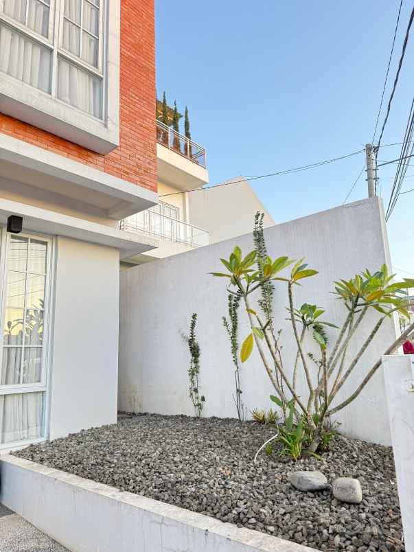 rumah cantik komplek sariwangi semi furnished