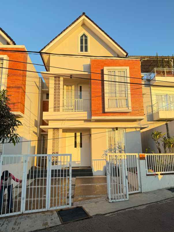 rumah cantik komplek sariwangi semi furnished