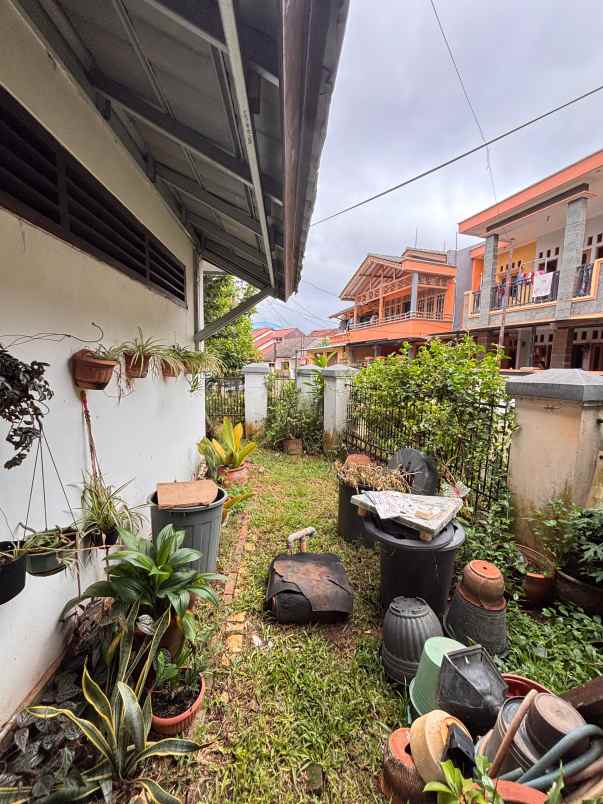 rumah hook depan taman dijual di bukit pamulang indah