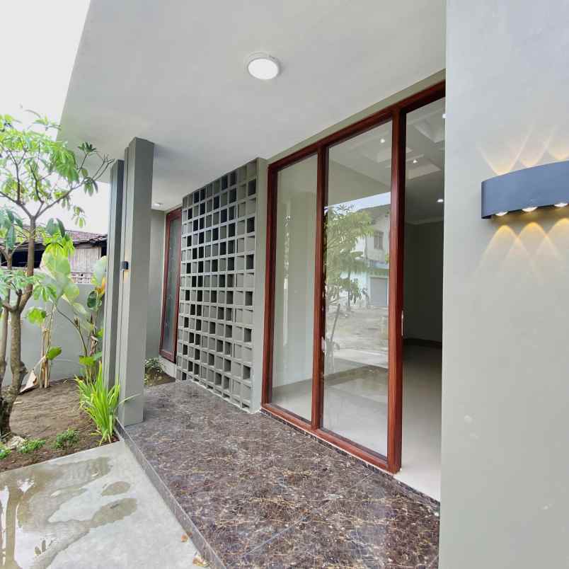 rumah limasan minimalis modern dekat stadion maguwo