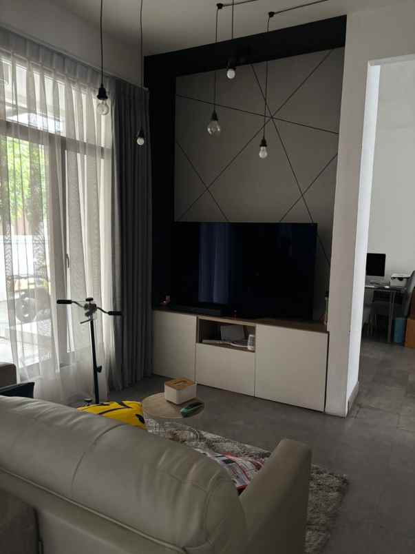 rumah mewah dalam komplek taman galaxy pekayon bekasi