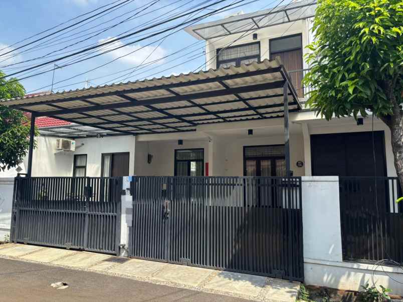 rumah mewah dalam komplek taman galaxy pekayon bekasi