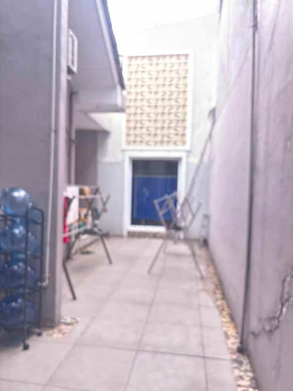 rumah mewah dalam komplek taman galaxy pekayon bekasi