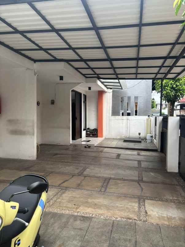 rumah mewah dalam komplek taman galaxy pekayon bekasi