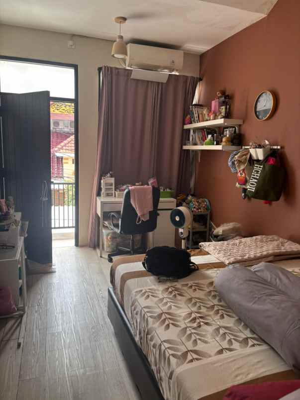 rumah mewah dalam komplek taman galaxy pekayon bekasi